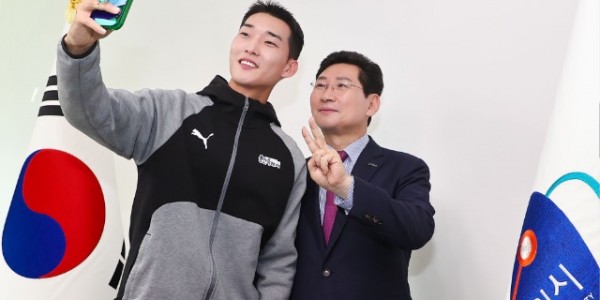 9-1. 대한민국 남자 육상 높이뛰기 간판 우상혁 선수가 10일 이상일 용인특례시장을 만나 앞으로 남은 경기에서 최선을 다 할 것을 약속했다..jpg