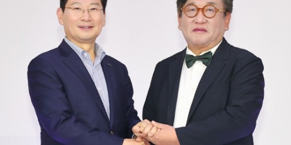 10-1. 이상일 용인특례시장이 10일 시청 컨벤션홀에서 열린 김상협 대통령 직속 2050탄소중립 녹색성장위원회 위원장 강연회에서 김 위원장과 기념촬영을 하고 있다..jpg