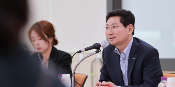 1-1. 이상일 용인특례시장이 지난 10일 처인구 초등학교 학부모들과의 간담회에서 인사말을 하고 있다.JPG