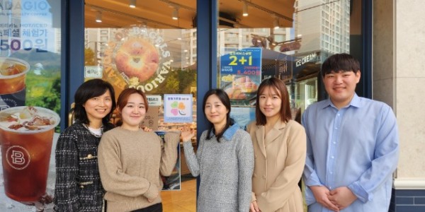 3. 교동초 용인성산초 용천초 남사중 신갈중 등 용인특례시 학교사회복지사업 운영 5개 학교 교사들이 행복교육공동체 조성의 일환으로 파리바게뜨 구갈점을 함께 키우미 기관으로 선정하고 기념촬영을 하고 있다..jpg