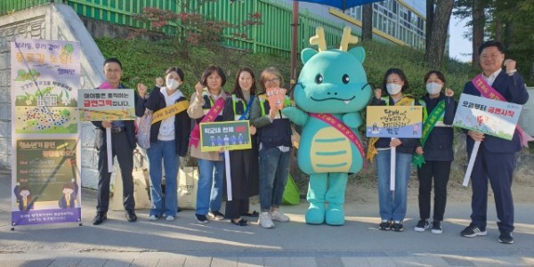 10. 보라동이 지난 12일 나산초·보라중·보라고 인근 사거리에서 등굣길 학생을 대상으로 금연 캠페인을 진행했다..jpg