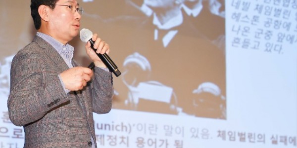 3. 이상일 용인특례시장이 13일 시청에서 열린 제71주년 재향군인의 날 기념식에서 안보 주제의 특강을 진행하고 있다.jpg