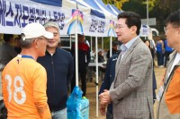 2-2. 이상일 용인특례시장이 14일 용인지역 노동가족 한마음 대축제에서 관계자들과 인사를 나누고 있다.jpg