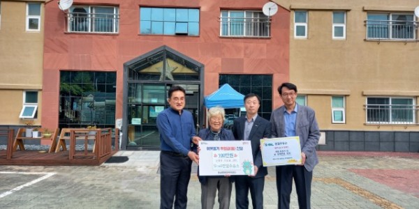 8. 김길자 원삼면 지역사회보장협의체 부위원장(왼쪽에서 두번째)이 지난 13일 새빛요한의집에 100만원 상당 주유상품권을 기탁했다..jpg