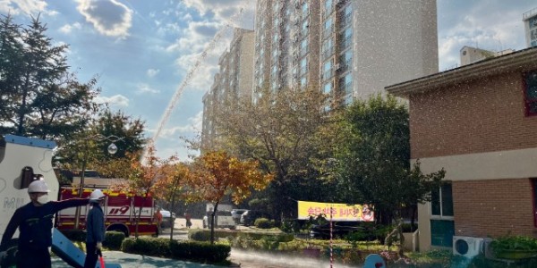 4-1. 동백1동이 지난 12일 백현마을 주공9단지 아파트에서 용인소방서 동백119안전센터와 동백의용소방대 등이 참여한 가운데 민·관합동 화재대피 훈련을 진행했다..jpg