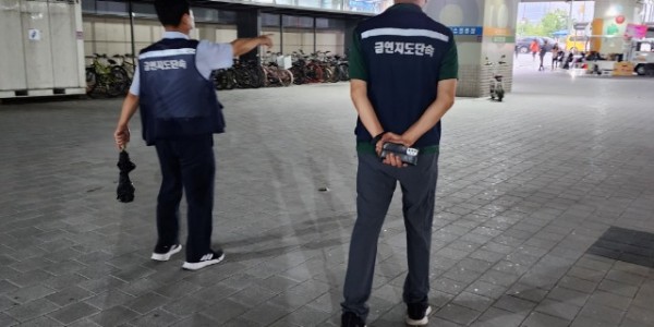 5. 용인특례시가 하반기 공중이용시설 금연구역 합동단속을 내달 11일까지 진행한다. 시 관계자가 단속을 하고 있는 모습..jpeg