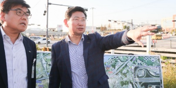 1-1. 지난 17일 경부고속도로 기흥나들목 공사 현장을 찾은 이상일 용인특례시장.jpg
