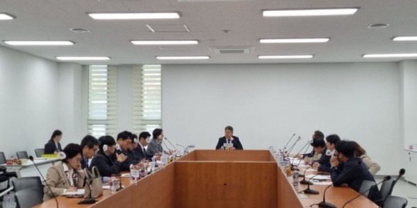 4. 17일 용인시청 별관 회의실에서 열린 리모델링주택조합 소통 간담회 모습.jpg