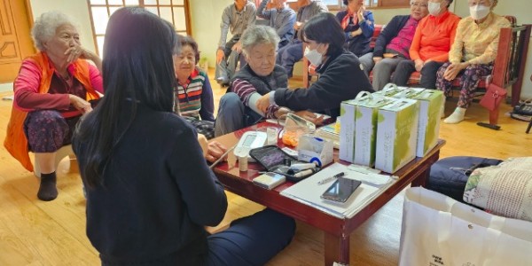 10. 남사읍이 지난 16일 유평경로당에서 어르신 건강 제대로 알기 프로그램을 진행했다..jpg