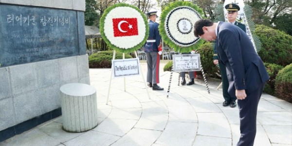 12-1. 이상일 용인특례시장이 18일 기흥구 동백동 튀르키예군 참전기념비에서 열린 튀르키예군 6·25참전 73주년 기념행사에서 헌화하고 묵념하고 있다..jpg