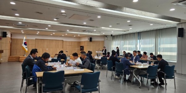 4. 용인특례시 농업·농촌 및 식품산업정책심의회가 지난 11일 시청사에서 회의를 열고 제17회 용인시 농업인대상 수상자를 선정했다..jpg