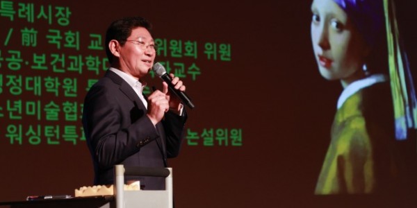 6-1. 이상일 용인특례시장이 18일 한국카네기CEO클럽 용인총동문회 회원들을 대상으로 인문학 특강을 열었다.jpg