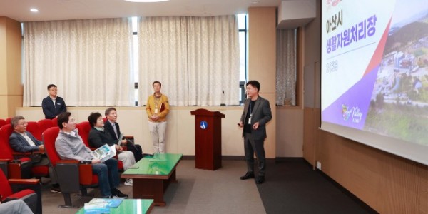 1-1. 이상일 용인특례시장이 지난 20일 충청남도 아산시 아산환경과학공원을 방문해 폐기물 소각시설 운영 현황과 사례를 듣고 의견을 교환했다.jpg