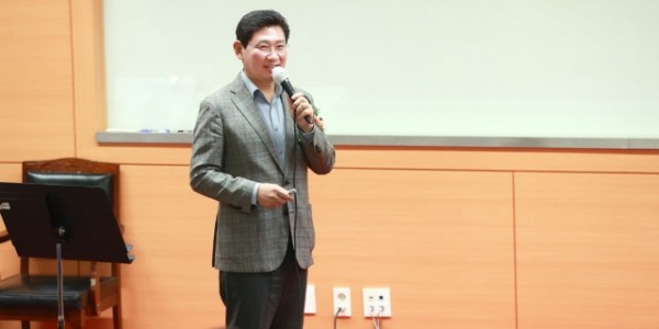 2-1. 이상일 용인특례시장이 지난 21일 단국대학교에서 열린 SMU 새마을평생교육원에서 특강을 하고 있다.jpg