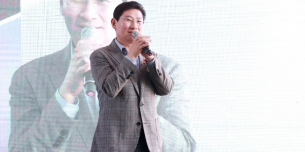 3-1. 이상일 용인특례시장이 지난 21일 수지구청광장에서 열린 제4회 용인시 평생학습박람회에서 인사말을 하고 있다. (1).jpg