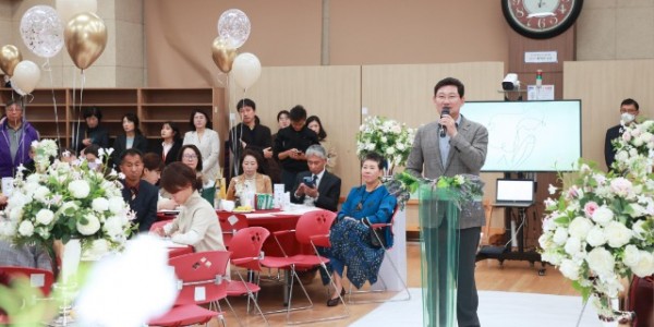 4-1. 이상일 용인특례시장이 용인시기흥노인복지관에서 지난 21일 열린 리마인드 웨딩 행사에서 인사말을 하고 있다..jpg