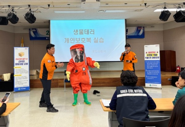 5. 용인특례시가 지난 20일 수지구청에서 개최한 생물테러 대응 모의훈련에서 보호복 실습을 진행하고 있다..jpg
