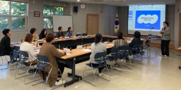 7. 신봉동 지역사회보장협의체가 지난 20일 협의체 위원을 대상으로 역량 강화 교육을 진행했다..jpeg