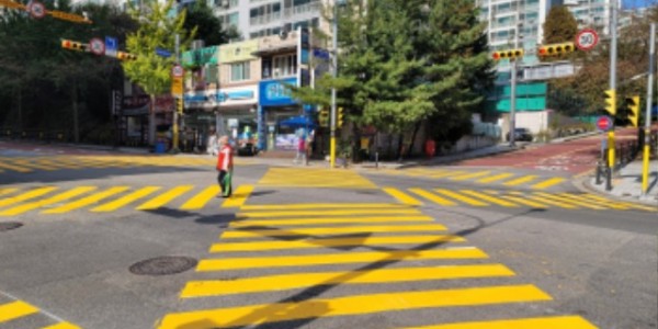 2-1. 수지구가 서원초 등에 노란색횡단보도를 설치하는 등 어린이보호구역 개선사업을 완료했다..JPG