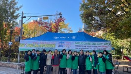 3-1. 동백1동 새마을 부녀회가 지난 21일 용인백현초 옆 내꽃공원에서 사랑나눔 돗자리마켓을 열었다..jpeg