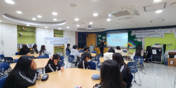 4. 용인특례시가 지난 23일 모현중학교에서 휴먼북 멘토링을 진행했다.jpg