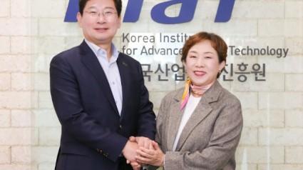 9-1. 이상일 용인특례시장(왼쪽)이 23일 한국산업기술진흥원을 방문해 민병주 원장과 만나 협력 방안 등을 논의했다..jpg