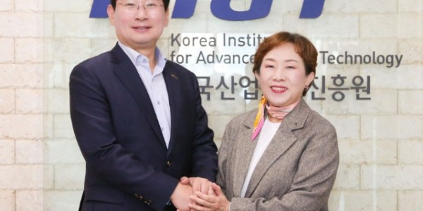 9-1. 이상일 용인특례시장(왼쪽)이 23일 한국산업기술진흥원을 방문해 민병주 원장과 만나 협력 방안 등을 논의했다..jpg