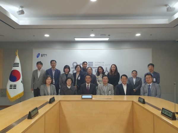 1. 지난 24일 용인시청에서 열린 _협약형 특성화고 도입을 위한 간담회_에 참석한 용인특례시, 교육부, 용인교육지원청 관계자들의 모습.jpg