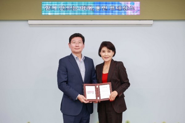 2-1. 이상일 용인특례시장이 지난 25일 이태분 스페인 아라곤주 한인회장을 국제명예자문관으로 위촉했다.JPG