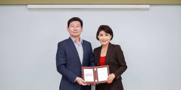 2-1. 이상일 용인특례시장이 지난 25일 이태분 스페인 아라곤주 한인회장을 국제명예자문관으로 위촉했다.JPG