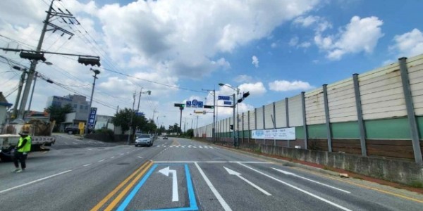 4-1. 용인특례시가 교통체증을 해소하기 위해 감응신호체계 구축사업을 한다. 사진은 남사읍 쿠팡물류센터 앞에 감신호를 설치한 모습.jpg