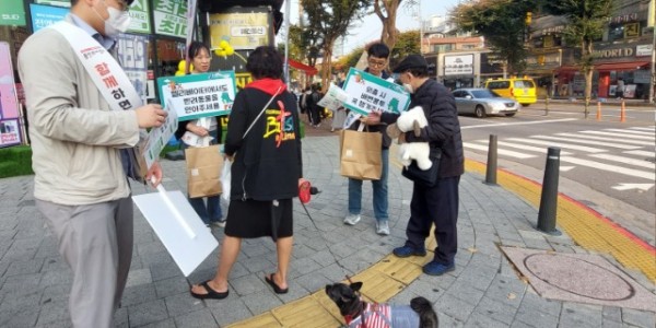 6. 용인특례시 수지구가 지난 25일 신정공원과 수지구청역 일원에서 반려동물 펫티켓 캠페인을 진행했다..jpg