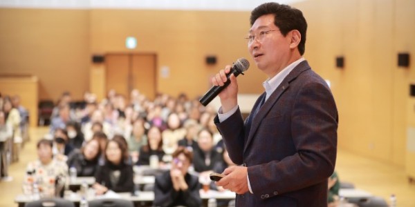 2-2. 이상일 용인특례시장이 26일 주민자치연합회 초청으로 처인구 포곡읍 대웅경영개발원 강당에서 주민자치센터 관계자를 대상으로 특강을 했다..JPG