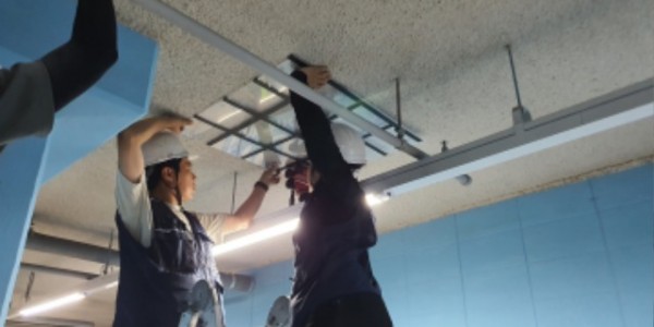 5-1. 안전진단전문기관 관계자들이 관내 공동주택의 철근 누락 및 콘크리트 강도를 확인하고 있다..jpg