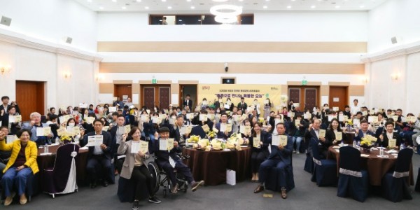 6-3. 지난 26일 시청 컨벤션홀에서 열린 제2회 장애인 평생교육 성과공유회에서 이상일 용인특례시장을 비롯한 행사 참석자들이 기념촬영을 하고 있다..jpg