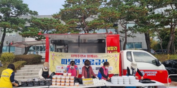 11-1. 지난 26일 곰두리복지재단 용인시지회가 양지면 취약계층을 대상으로 무료급식을 지원했다.jpg