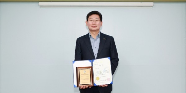 12. 이상일 용인특례시장이 대한민국 중소·중견기업 혁신대상 동반성장 부문 동반성장위원회 위원장상 상패를 들고 기념촬영을 하고 있다..jpg