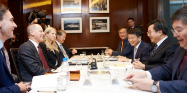 김동연 경기도지사가 게리 샤피로회장과 함께 기후위기 대응전략과 정책방향에 관하여 의견을 나누고 있다.jpg