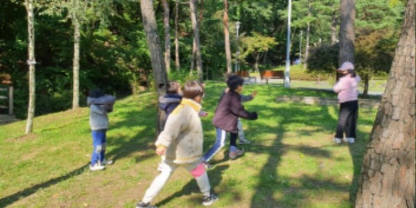 4. 용인특례시가 겨울 유아숲 프로그램을 운영한다. 사진은 올해 프로그램 운영 모습..JPG