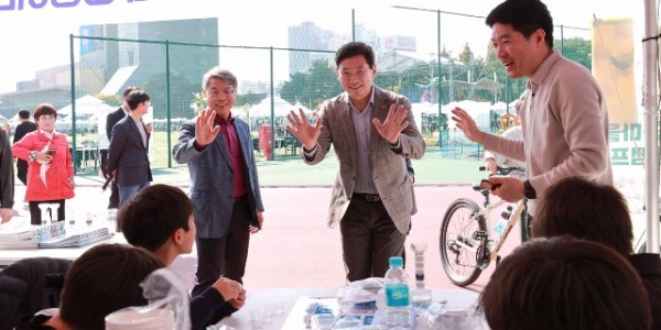 8-3. 2023년 탄소중립 가을 피크닉의 프로그램을 직접 체험하고 있는 이상일 용인특례시장.JPG