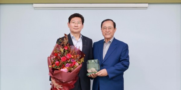 7-1. 이상일 용인특례시장(왼쪽)이 30일 이순환 용인중앙시장 상인회장으로부터 감사패를 받았다..JPG