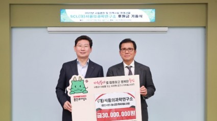 8. 이상일 용인특례시장(왼쪽)이 30일 후원금을 기탁한 이경률 서울의과학연구소 총괄의료원장과 기념촬영을 하고 있다.JPG