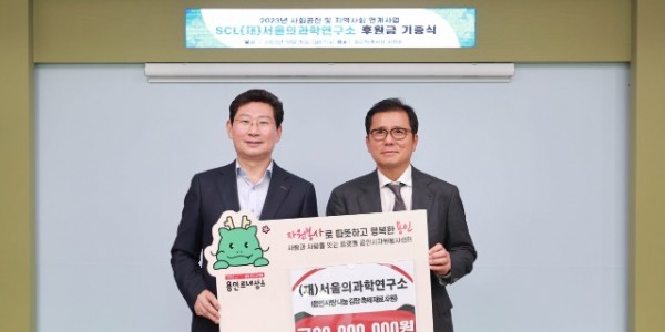 8. 이상일 용인특례시장(왼쪽)이 30일 후원금을 기탁한 이경률 서울의과학연구소 총괄의료원장과 기념촬영을 하고 있다.JPG