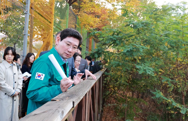 12-1. 이상일 용인특례시장이 지난 2일 수지 지역 5개 초·중·고교를 방문해 통학· 교육환경을 점검하였다..JPG