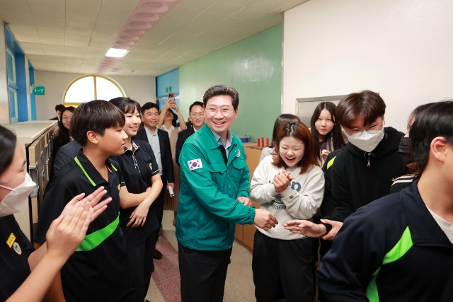 12-7. 이상일 용인특례시장이 지난 2일 수지 지역 5개 초·중·고교를 방문해 통학· 교육환경을 점검하였다..JPG