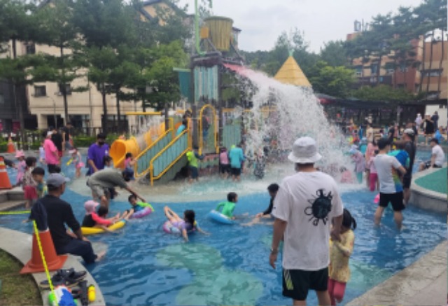 3. 용인특례시가 동백호수공원·내꽃근린공원에 어린이 물놀이터를 설치한다. 사진은 물내음어린이공원에 설치된 물놀이터..jpg