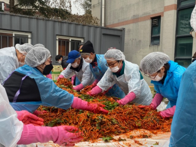 지난 14일 처인구 남사읍 새마을부녀회가 600포기의 김치를 담가 이웃나눔을 실천했다..jpg