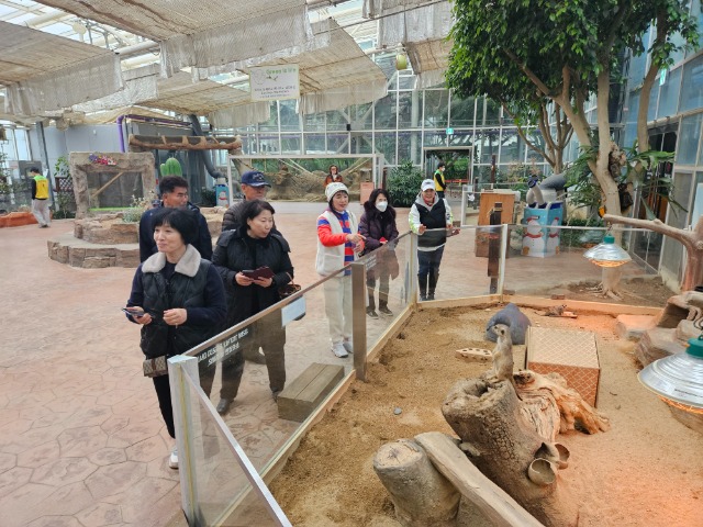 3-3. 주민대표들이 아산환경과학공원에 조성된 생태곤충식물관을 둘러보고 있는 모습.jpg