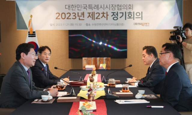 11-1. 21일 경기도 수원시 수원컨벤션센터 다이닝룸에서 열린 ‘대한민국 특례시시장협의회 제2차 정기회의’가 개최됐다. 사진은 4개 특례시 시장들의 대화를 나누고 있는 모습..jpeg