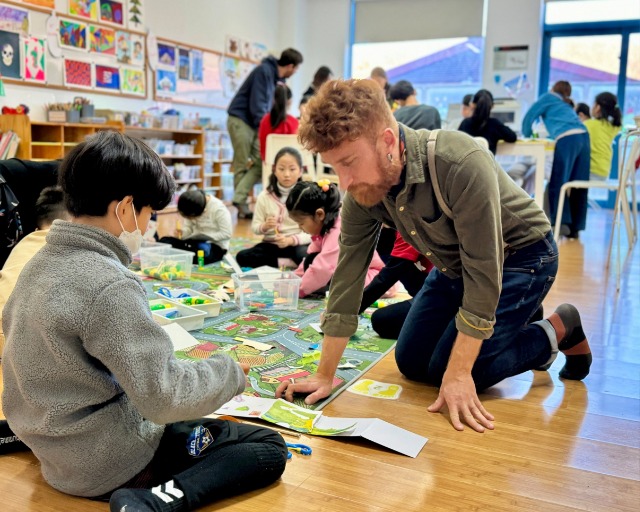 11. 상하동 지역사회보장협의체가 취약계층 아동을 대상으로 진행하는 원어민 영어수업이 인기를 끌고 있다.jpg